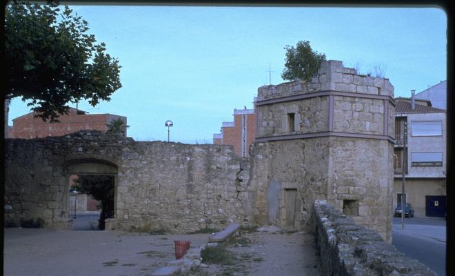 Torre de la muralla del monestir, a tocar del passeig de Francesc Macià. 
