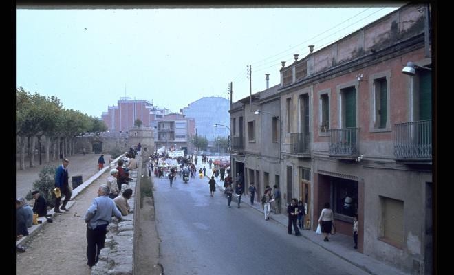Manifestació a l'altura del carrer de la Creu. 