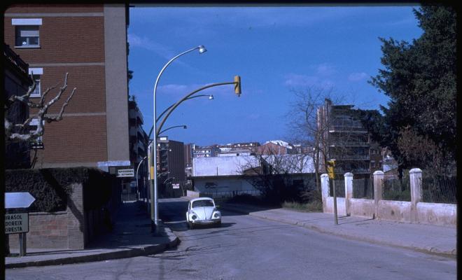 Un Volkswagen Sedan, denominat també Volkswagen Tipus 1 i més comunament com Volkswagen Escarabat, aturat en un semàfor del carrer de Francesc Moragas.