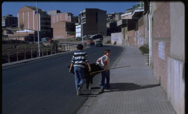 Dos nens amb un carretó per la rambla del Celler.