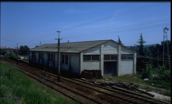 Nau dels ferrocarrils al costat de la via, prop de l'avinguda de Villadelprat.