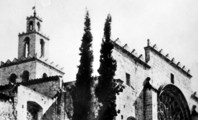 Vista lateral de la façana del monestir.