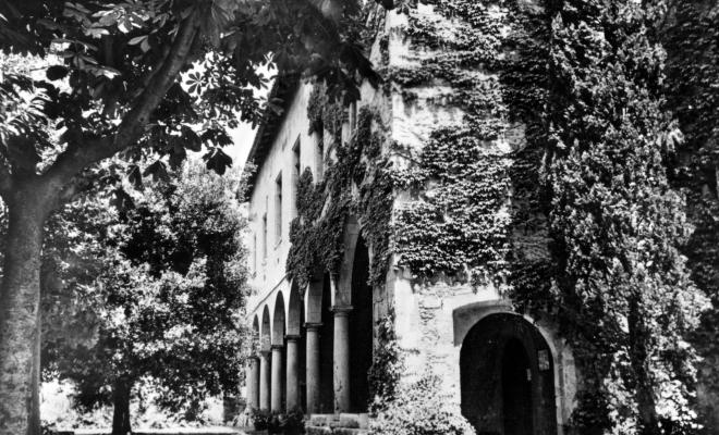 Vista de l'exterior del claustró del monestir.
