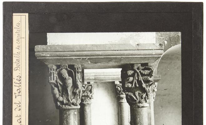 Parella de capitells, el capitell de la psicomàquia o triomf de les virtuts sobre els vicis i un capitell vegetal, ala sud del  Claustre del Monestir de Sant Cugat del Vallès.