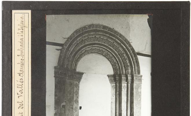 Porta d'entrada a l'església, Claustre del Monestir de Sant Cugat del Vallès.