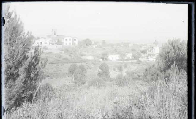Vista de l'estació de Valldoreix i de l'església de Sant Cebria