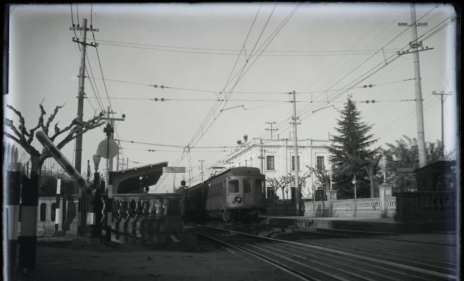 Brill número 27 a l'estació de ferrocarrils de San Cugat, a prop el guardaagulles a la garita del pas a nivell.