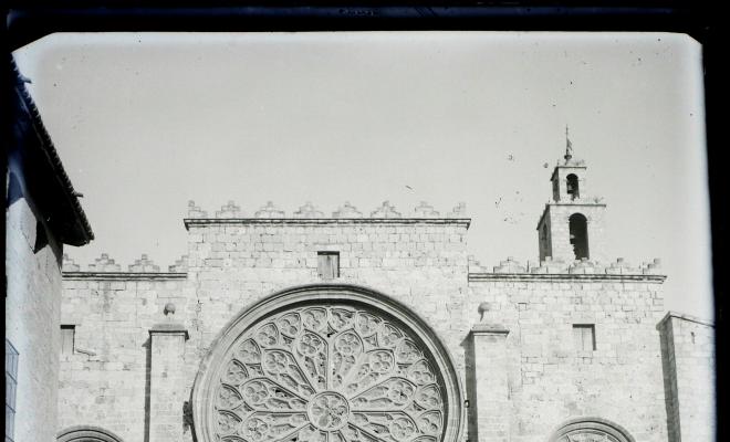 Façana principal de l'església de Sant Pere d'Octavia i llotgeta.