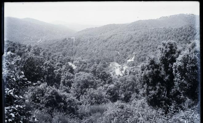 Vistes de les cases entre el bosc a Vallvidrera.