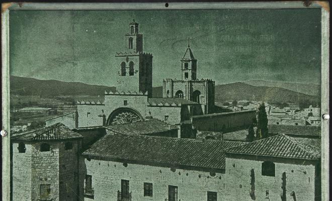 Vista del Palau Abacial i de l'església de Sant Pere d'Octavià.