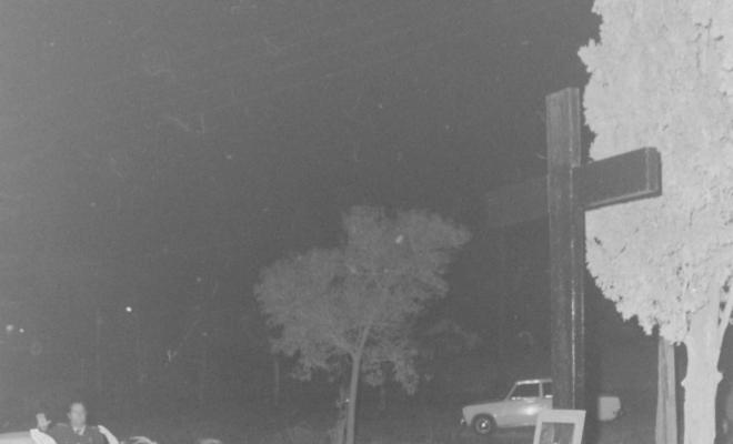 Salutació feixista d'un grup d'homes davant  el monument als Caiguts en honor al dictador Francisco Franco Bahamonde.