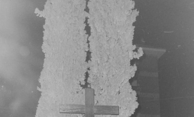 Uns homes dipositen una corona de flors al monument als Caiguts en honor al dictador Francisco Franco Bahamonde.