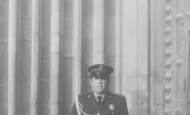 Agents de la policia local a la porta de l'església, en la missa celebrada en honor al dictador Francisco Franco Bahamonde, a l'església de Sant Pere d'Octavià.