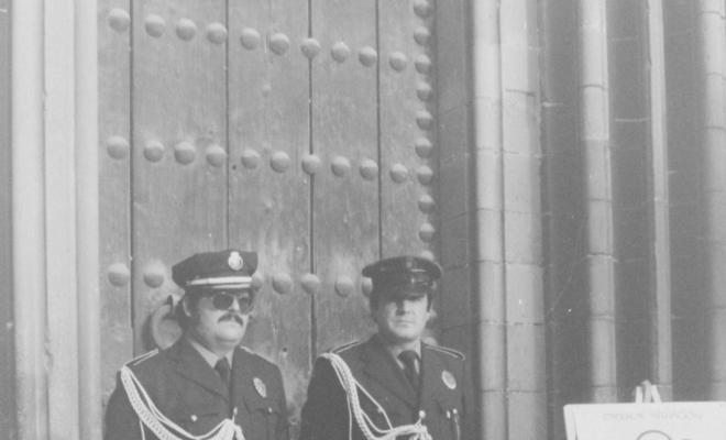 Agents de la policia local a la porta de l'església, en la missa celebrada en honor al dictador Francisco Franco Bahamonde, a l'església de Sant Pere d'Octavià.