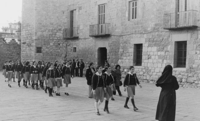 Arribada dels assistens a la missa celebrada en honor al dictador Francisco Franco Bahamonde, a l'església de Sant Pere d'Octavià.