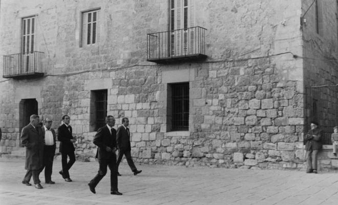 Arribada dels assistens a la missa celebrada en honor al dictador Francisco Franco Bahamonde, a l'església de Sant Pere d'Octavià.