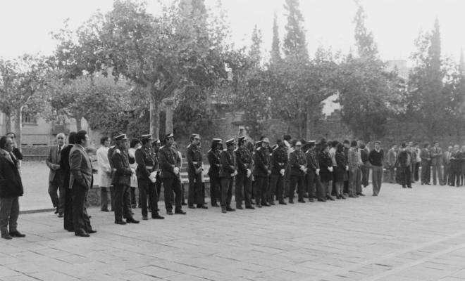 Arribada dels assistens a la missa celebrada en honor al dictador Francisco Franco Bahamonde, a l'església de Sant Pere d'Octavià.