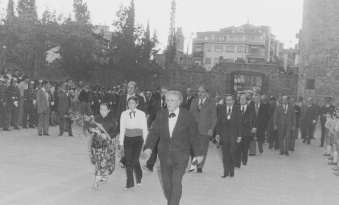 Arribada dels assistens a la missa celebrada en honor al dictador Francisco Franco Bahamonde, a l'església de Sant Pere d'Octavià.