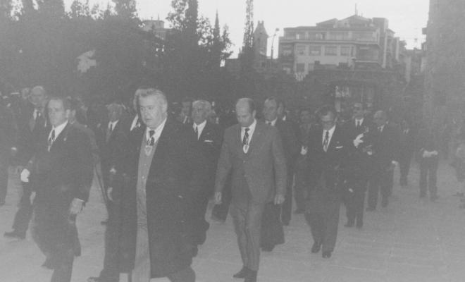 Arribada dels assistens a la missa celebrada en honor al dictador Francisco Franco Bahamonde, a l'església de Sant Pere d'Octavià.