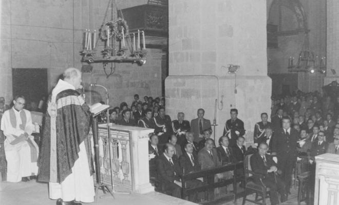 Missa celebrada en honor al dictador Francisco Franco Bahamonde, a l'església de Sant Pere d'Octavià.