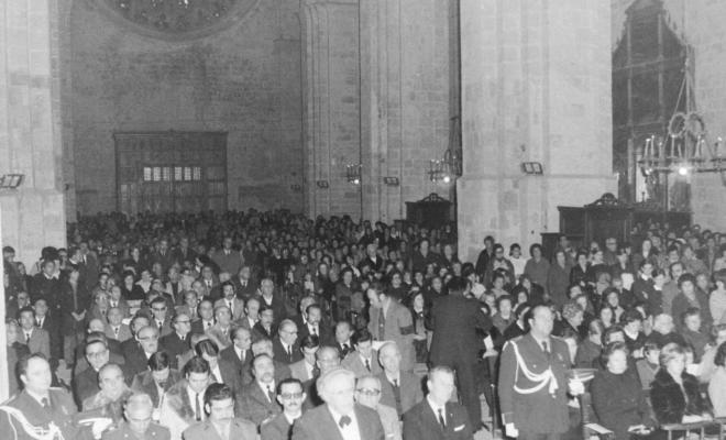Missa celebrada en honor al dictador Francisco Franco Bahamonde, a l'església de Sant Pere d'Octavià.
