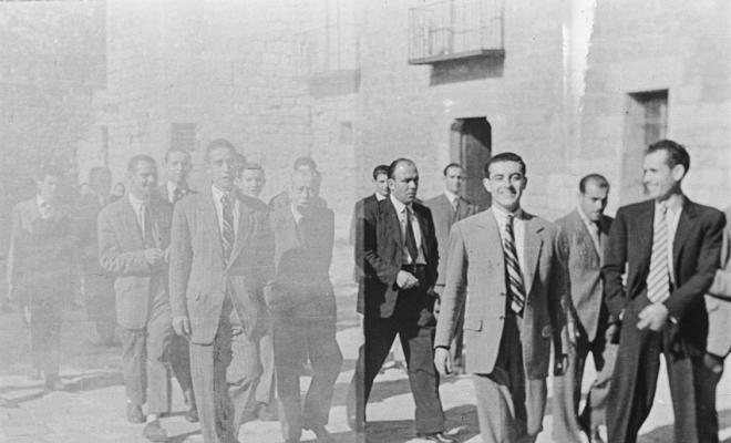 Actes de la festa inaugural de la restaurada Societat Coral La Unió Santcugatenca, autoritats arribant a la missa cantada, a càrrec de la Schola Cantorum i de la secció Coral de La Unión Santcugatense, que va tenir lloc a l'església de Sant Pere d'Oc