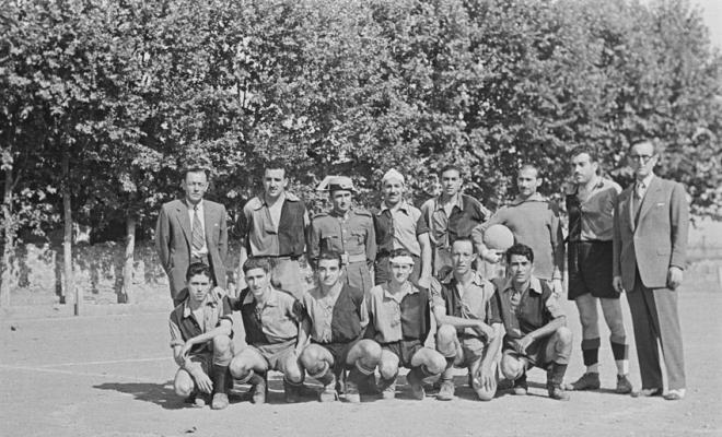 Retrat de grup, jugadors de l'equip de futbol acompanyats d'altres homes,  i d'un membre de la Guàrdia civil. Entre ells Pere Pahisa i Manel Farrés.