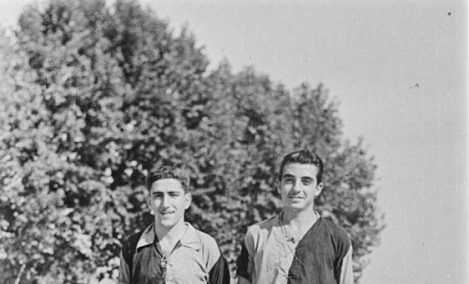Retrat de dos futbolistes, a l'antic camp de futbol del recinte del Monestir.