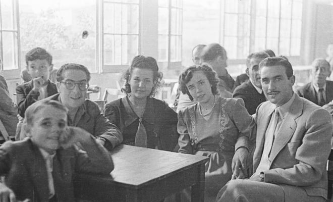 Actes de la festa inaugural de la restaurada Societat Coral La Unió Santcugatenca. Assistents a la sala del cafè de la Unió.