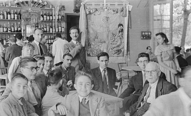 Actes de la festa inaugural de la restaurada Societat Coral La Unió Santcugatenca. Retrat de grup amb l'estendard a la sala del cafè de la Unió.
