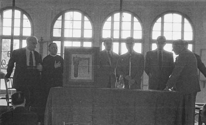 Actes de la festa inaugural de la restaurada Societat Coral La Unió Santcugatenca. Lliurament d'un pergamí - recordatori emmarcat al mossèn.