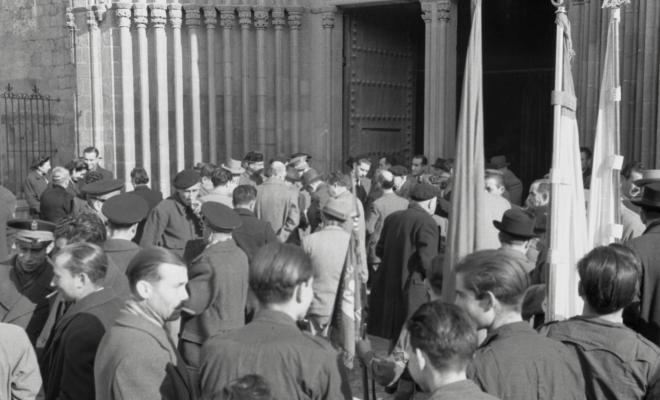 Celebració l a l'església de Sant Pere d'Octavià. Feligresos a la sortida de l'església de Sant Pere d'Octavià.