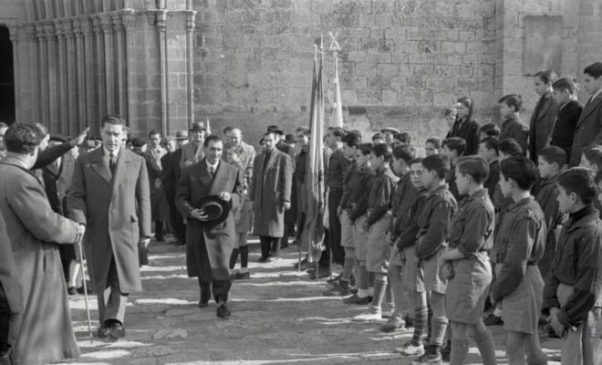 Acte politicoinstitucional amb la presència de l'alcalde Pau Muñoz Castanyer, Nicolàs Villar Recio i altres personalitats, a la sortida de Sant Pere d'Octavià.