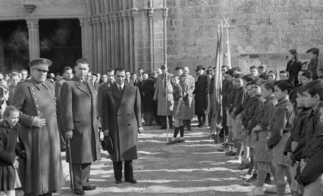 Acte politicoinstitucional amb la presència de l'alcalde Pau Muñoz Castanyer, Nicolàs Villar Recio i altres personalitats, a la sortida de Sant Pere d'Octavià.