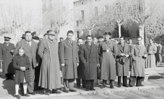 Retrat de Pau Muñoz Castanyer i Nicolás Vilar Recio, acompanyats de J. Alegret, un militar i un agent de la Guàrdia Civil, a la plaça d'Octavià. 