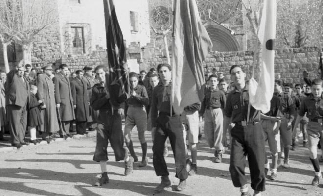 Acte politicoinstitucional amb la presència de l'alcalde Pau Muñoz Castanyer i d'altres personalitats, desfilada de joves membre de la falange a la plaça de Sant Pere d'Octavià.