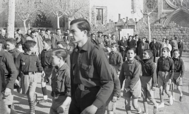 Acte politicoinstitucional amb la presència de l'alcalde Pau Muñoz Castanyer i d'altres personalitats, desfilada de joves membre de la falange a la plaça de Sant Pere d'Octavià.