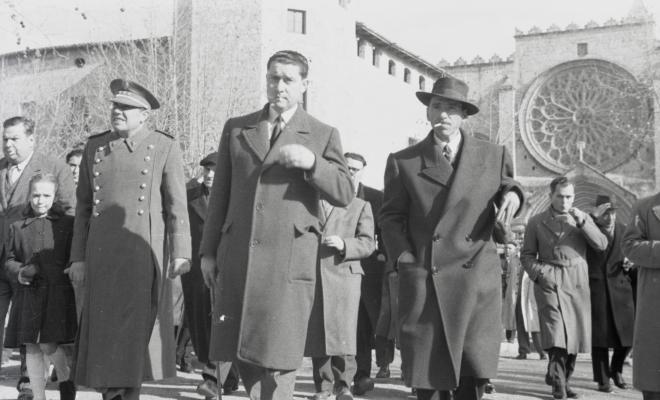 Acte politicoinstitucional, l'alcalde Pau Muñoz Castanyer, Nicolás Villar Recio i la resta d'assistents a la missa es dirigeixen cap al Casino Nacional als locals confiscats de la Unió Santcugatenca. 