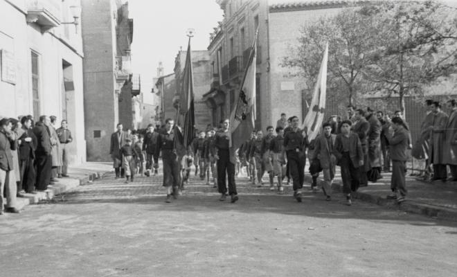 Acte politicoinstitucional, desfilada dels membres de la falange a l'altura dels Quatre Cantons. 