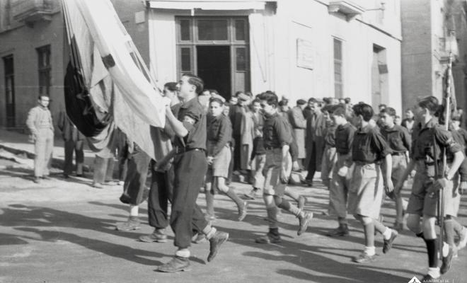 Acte politicoinstitucional, desfilada dels membres de la falange a l'altura dels Quatre Cantons. 