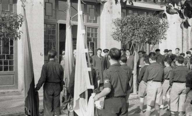 Acte politicoinstitucional, les autoritats reben els joves membres de la falange a la porta del Casino Nacional. 