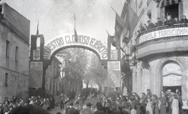 Celebració als Quatre Cantons davant de la seu de la Falange de Sant Cugat del Vallès per la caiguda de Madrid en mans franquistes amb una: Salve de acción de gracias por la triunfal terminación de la guerra.