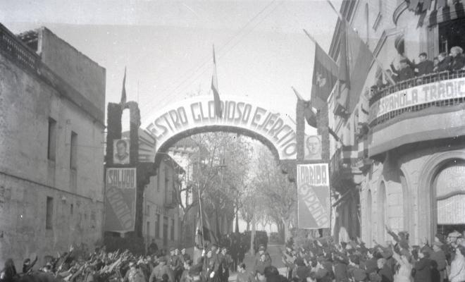 Celebració als Quatre Cantons davant de la seu de la Falange de Sant Cugat del Vallès  per la caiguda de Madrid en mans franquistes amb una: Salve de acción de gracias por la triunfal terminación de la guerra.