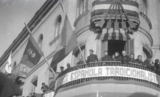 Celebració als Quatre Cantons davant de la seu de la Falange de Sant Cugat del Vallès  per la caiguda de Madrid en mans franquistes amb una: Salve de acción de gracias por la triunfal terminación de la guerra.