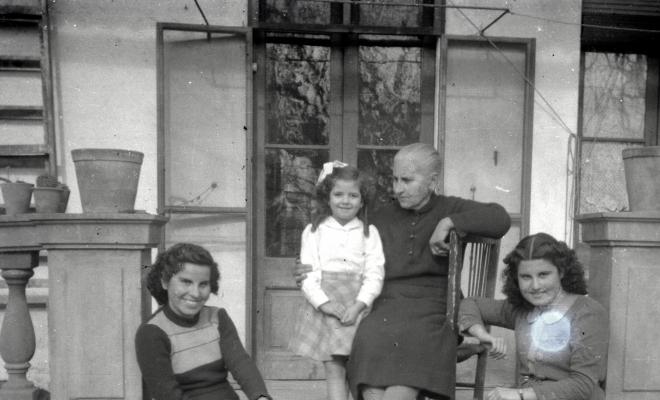 Elisabet Cabanas amb la seva àvia i les seves ties, Matilde i Montserrat, al jardí de Cal Cabanas, a la casa familiar de la carretera de Cerdanyola.