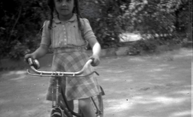 Elisabet Cabanas en bicicleta.
