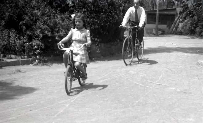 Elisabet Cabanas i el seu pare, Joan Cabanas Alibau, en bicicleta.