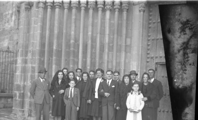 Retrat de grup davant de la portalada de Sant Pere d'Octavià amb motiu d'un enllaç matrimonial.