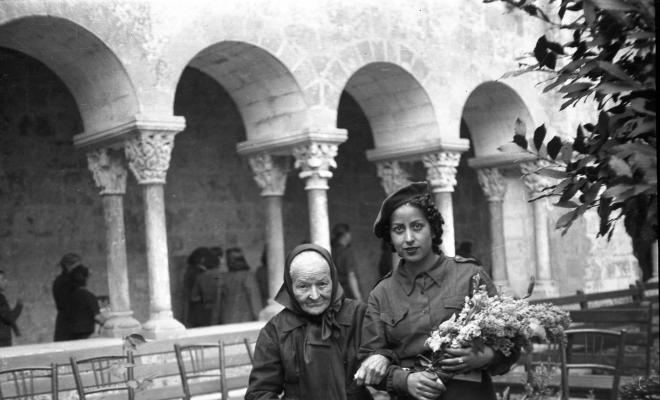Homenatge a la Vellesa. Asunción Paraíso acompanyant una dona gran (sense identificar).