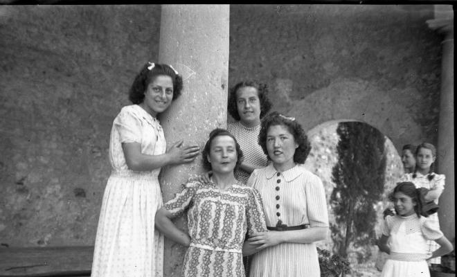 Noies retratades al claustró del Monestir.